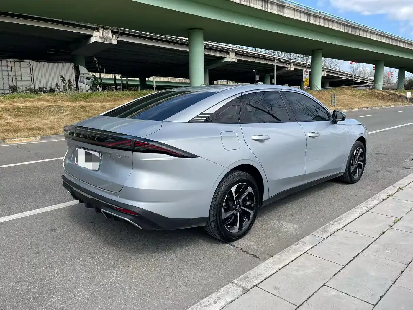 Geely Galaxy Galaxy L6 2025 EM-i 140km Explorer+ Edition фото 9