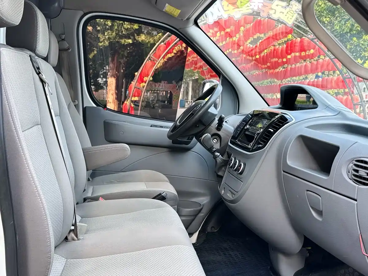 SAIC Maxus Xintu V80 2023 2.0T Manual Classic City Delivery King Short Wheelbase Medium Roof 3 Seats фото 9