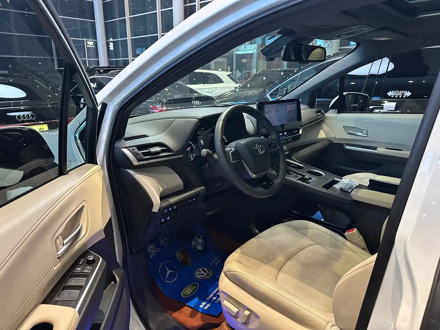 Toyota Sienna 2021 2.5L Hybrid Premium Edition фото 7