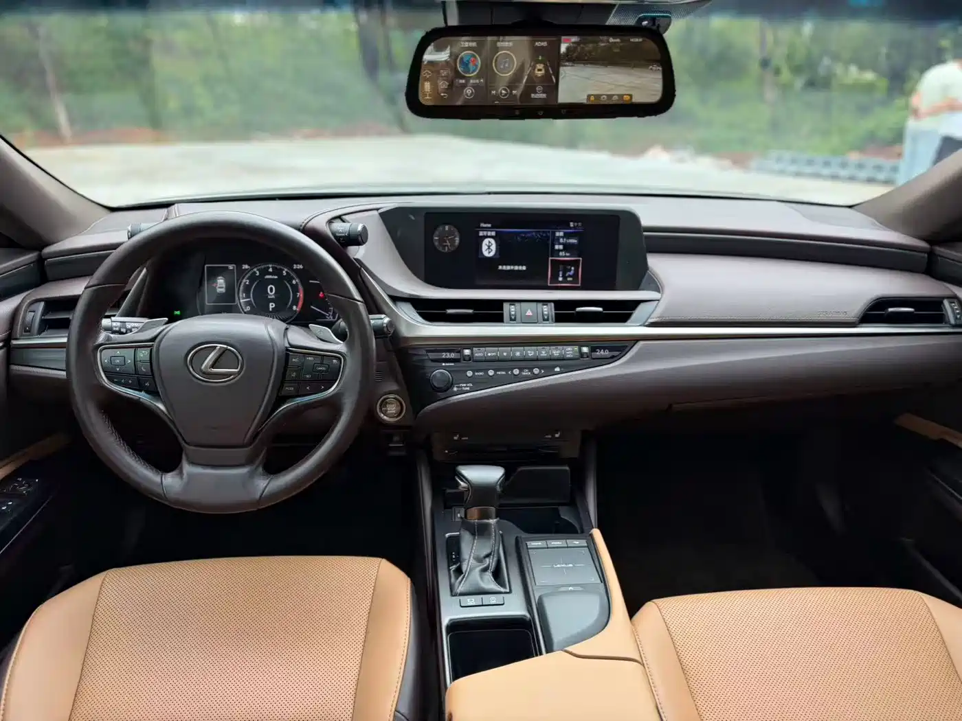 Фото 9 - Lexus ES