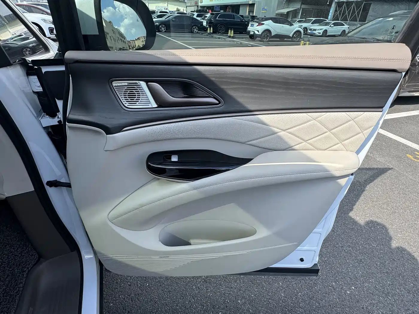 Denza D9 2023 2022 DM-i 970 AWD Flagship