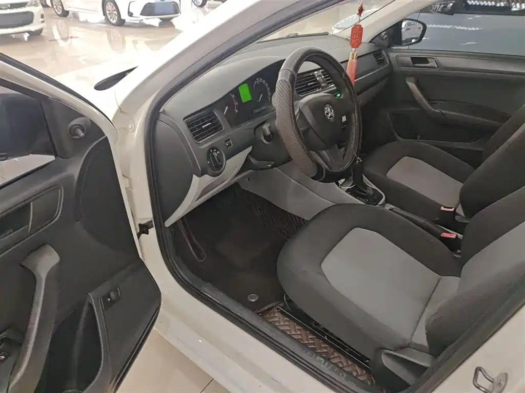 Škoda Rapid 2015 1.6L Automatic Joy Selection фото 16