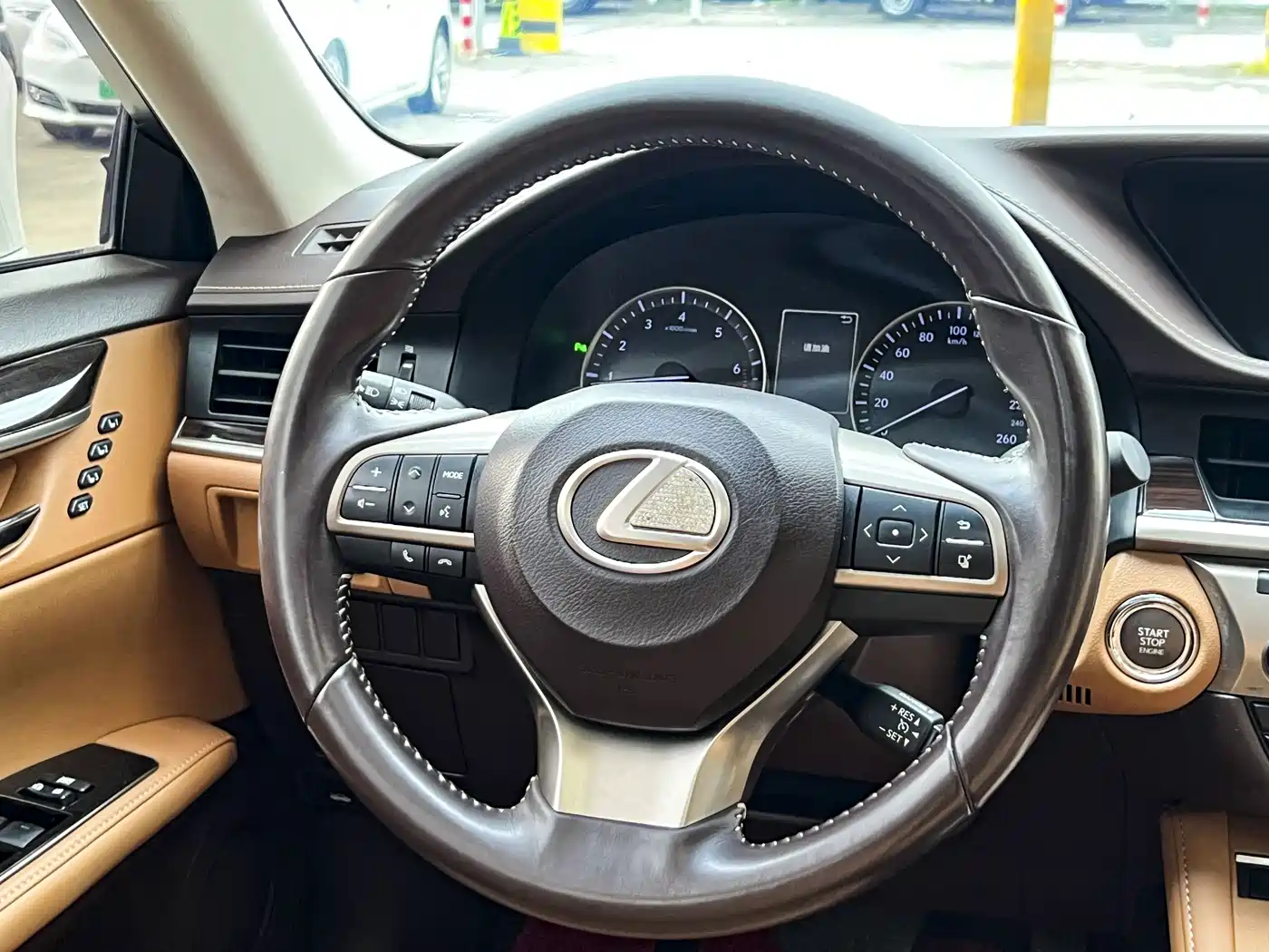 Photo 9 - Lexus ES