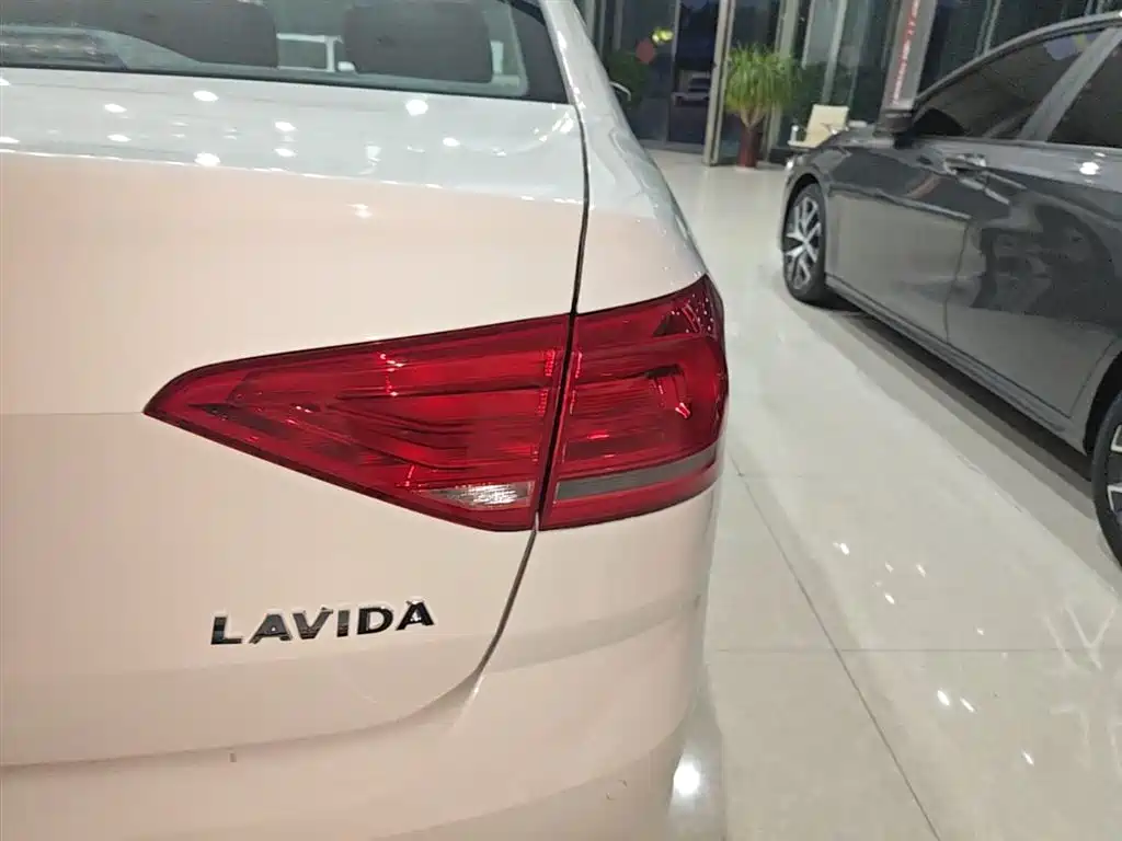 Volkswagen Lavida 2017 1.6L Automatic Trend Edition фото 8