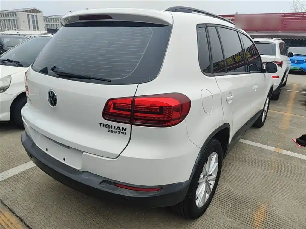 VOLKSWAGEN TIGUAN