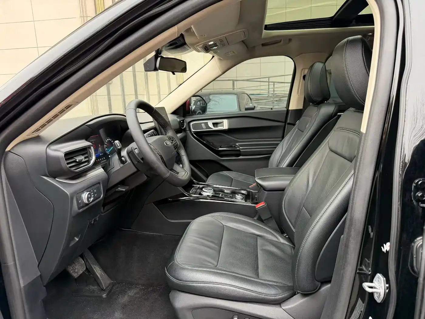 Photo 8 - Ford Explorer