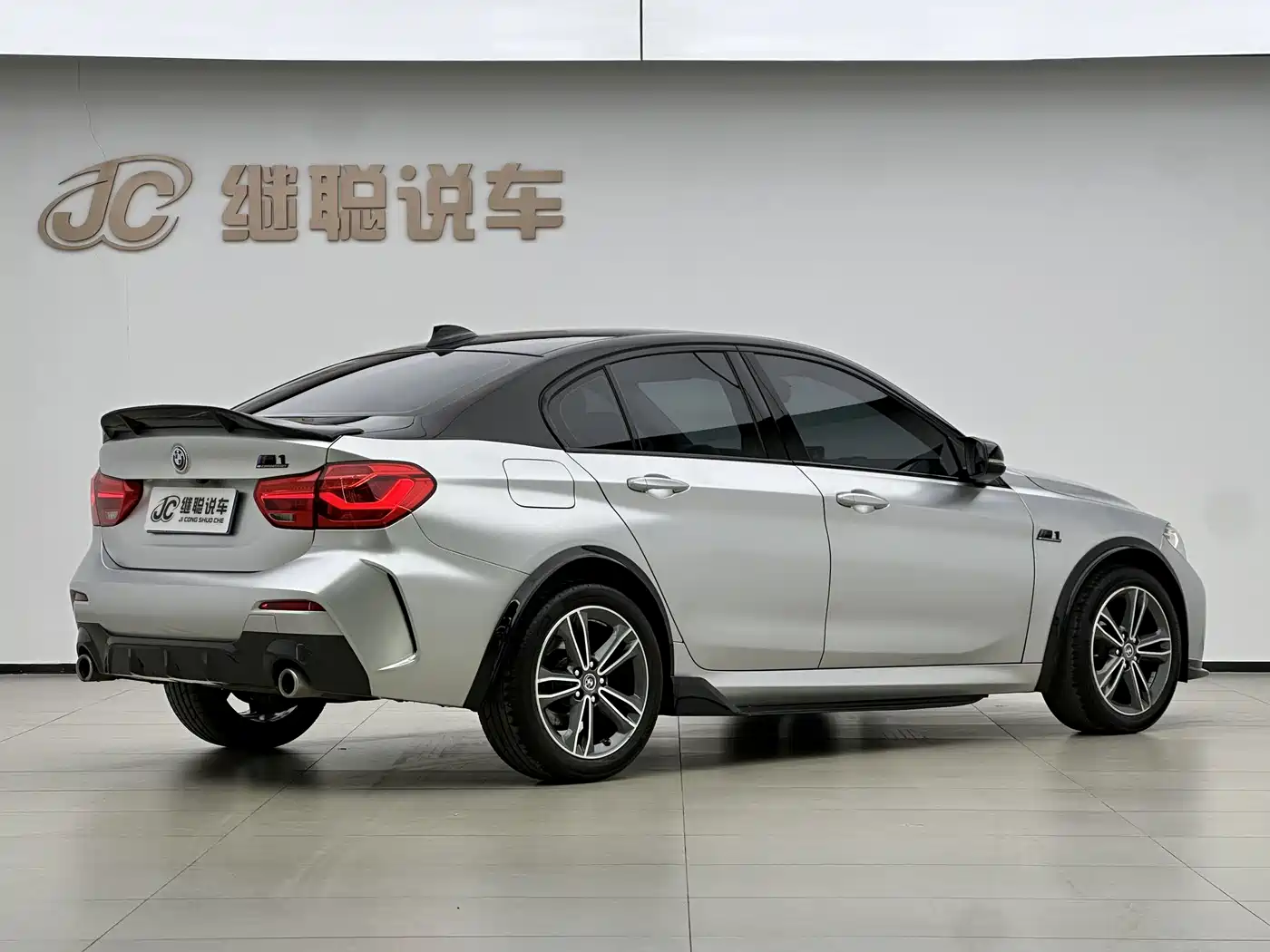 BMW 1 Series 2023 120i M Sport фото 8