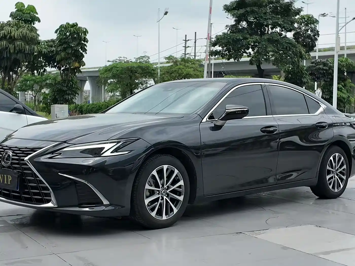 Фото 1 - Lexus ES