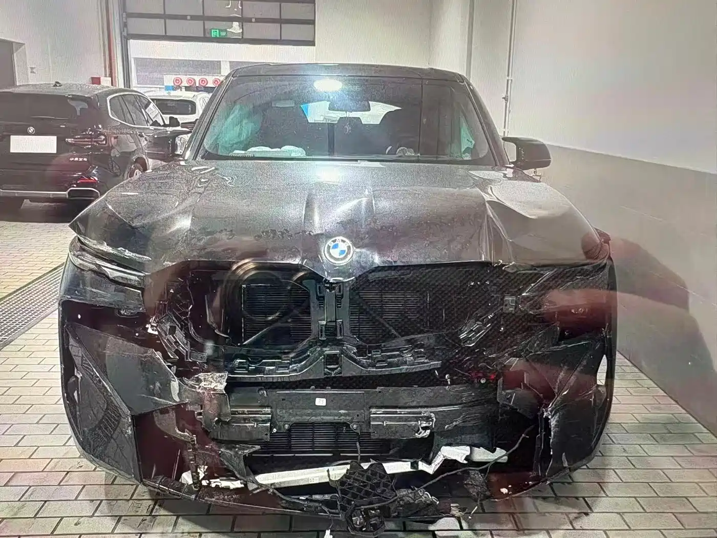 BMW XM 2023 50e фото 12