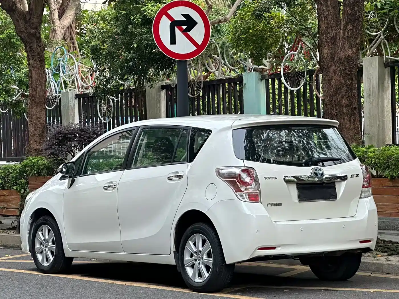 Toyota E'Z 2014 Xingyao 180E CVT Elite фото 3