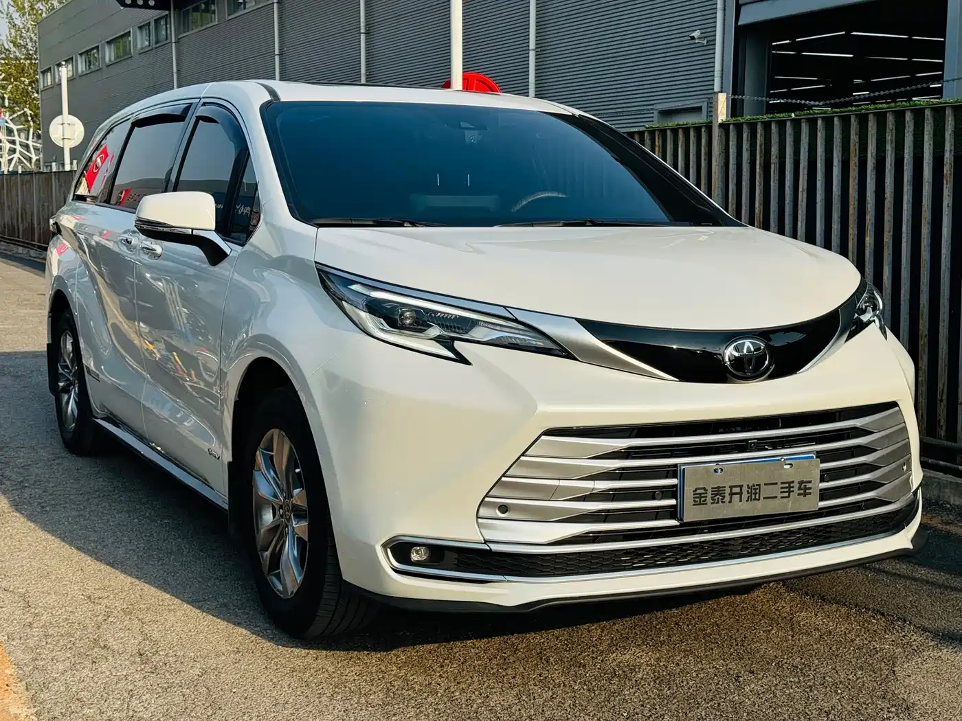 Toyota Sienna 2024 2.5L Hybrid 4WD Premium Edition фото 3