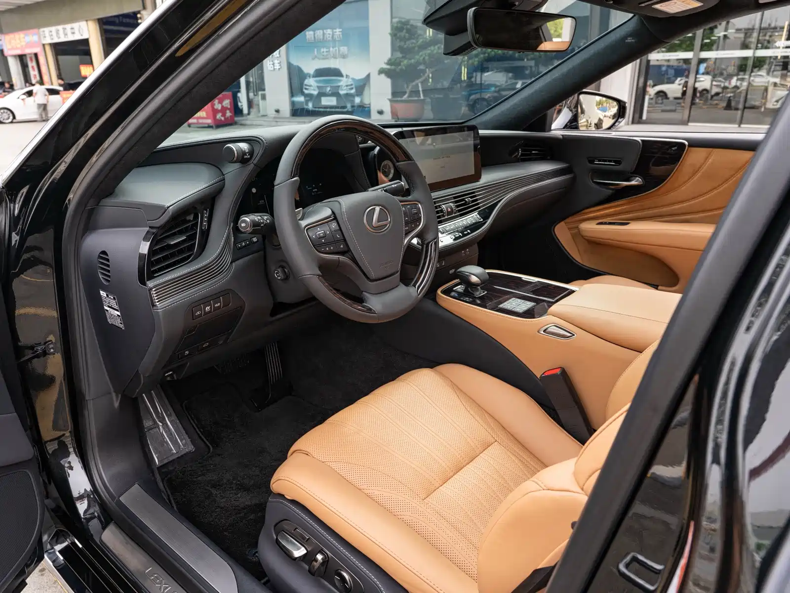 Фото 9 - Lexus LS