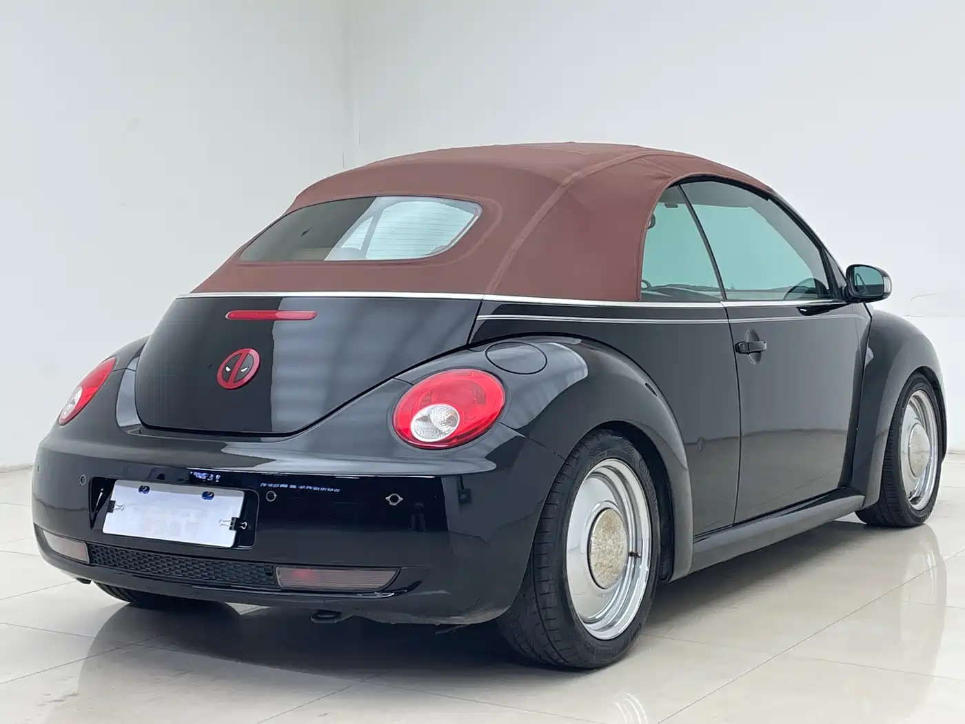 Volkswagen Beetle 2006 Model 2.0 Convertible Luxury Edition фото 13
