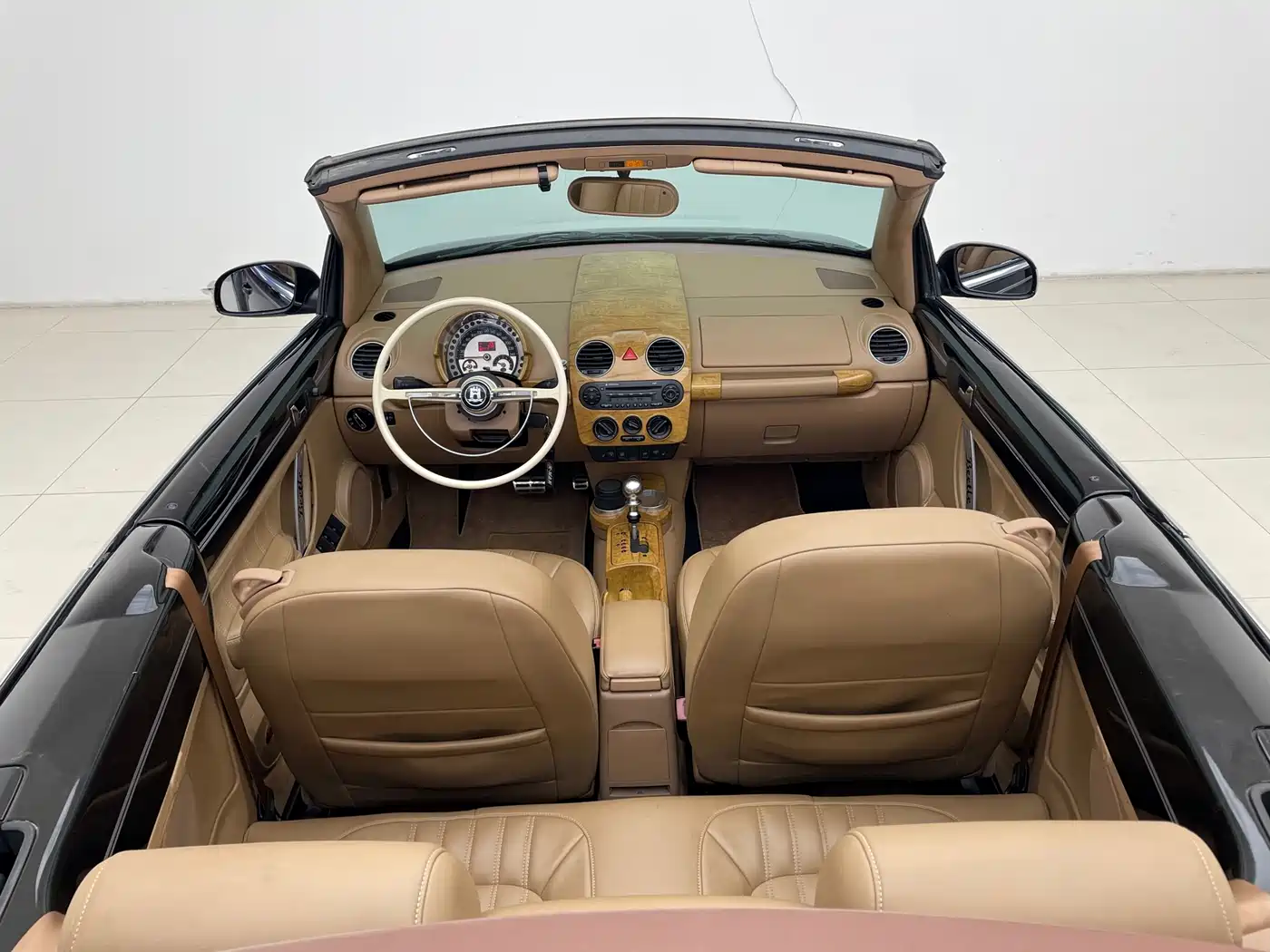 Volkswagen Beetle 2006 Model 2.0 Convertible Luxury Edition фото 27