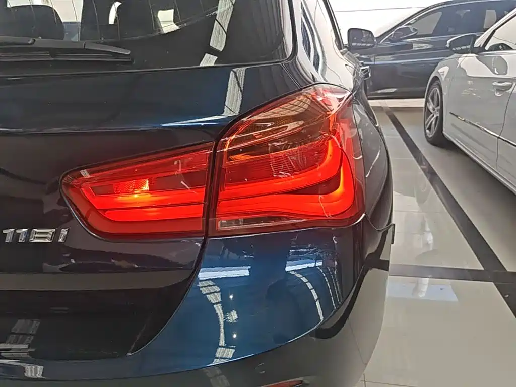 BMW 1 Series (Import) 2016 118i Leading фото 8