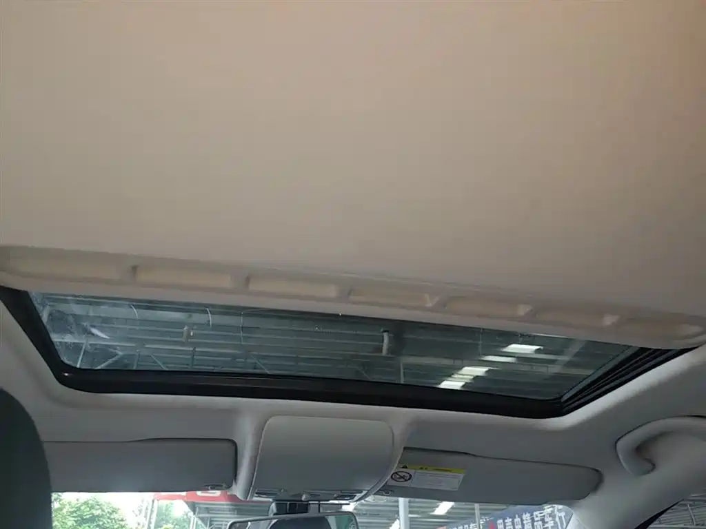 Volkswagen Polo 2014 1.6L Automatic Luxury Edition фото 18