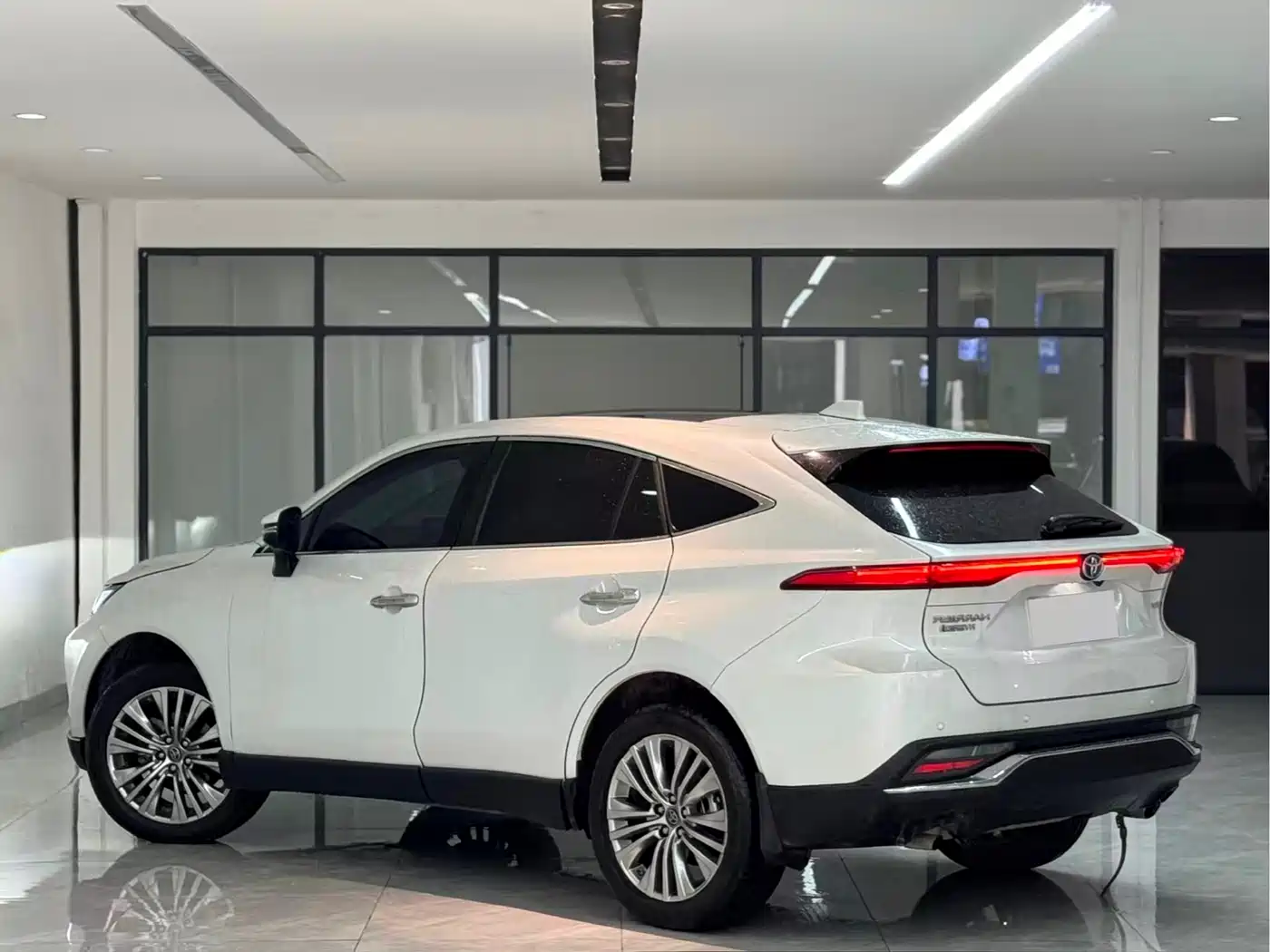 Toyota Lingfang HARRIER 2022 Hybrid 2.5L CVT 4WD Premium Edition фото 9