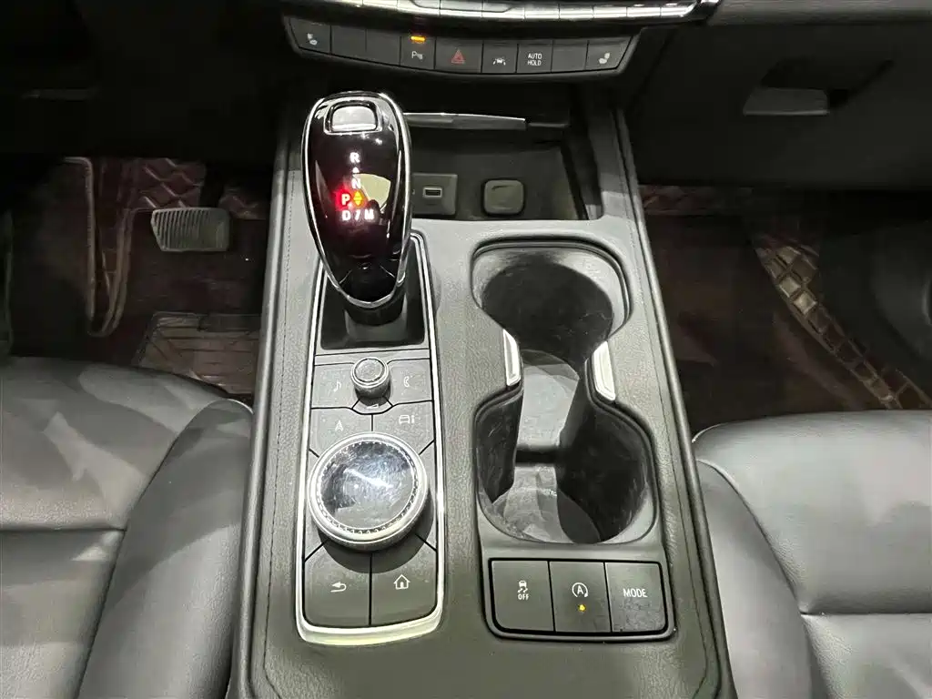 CADILLAC XT4