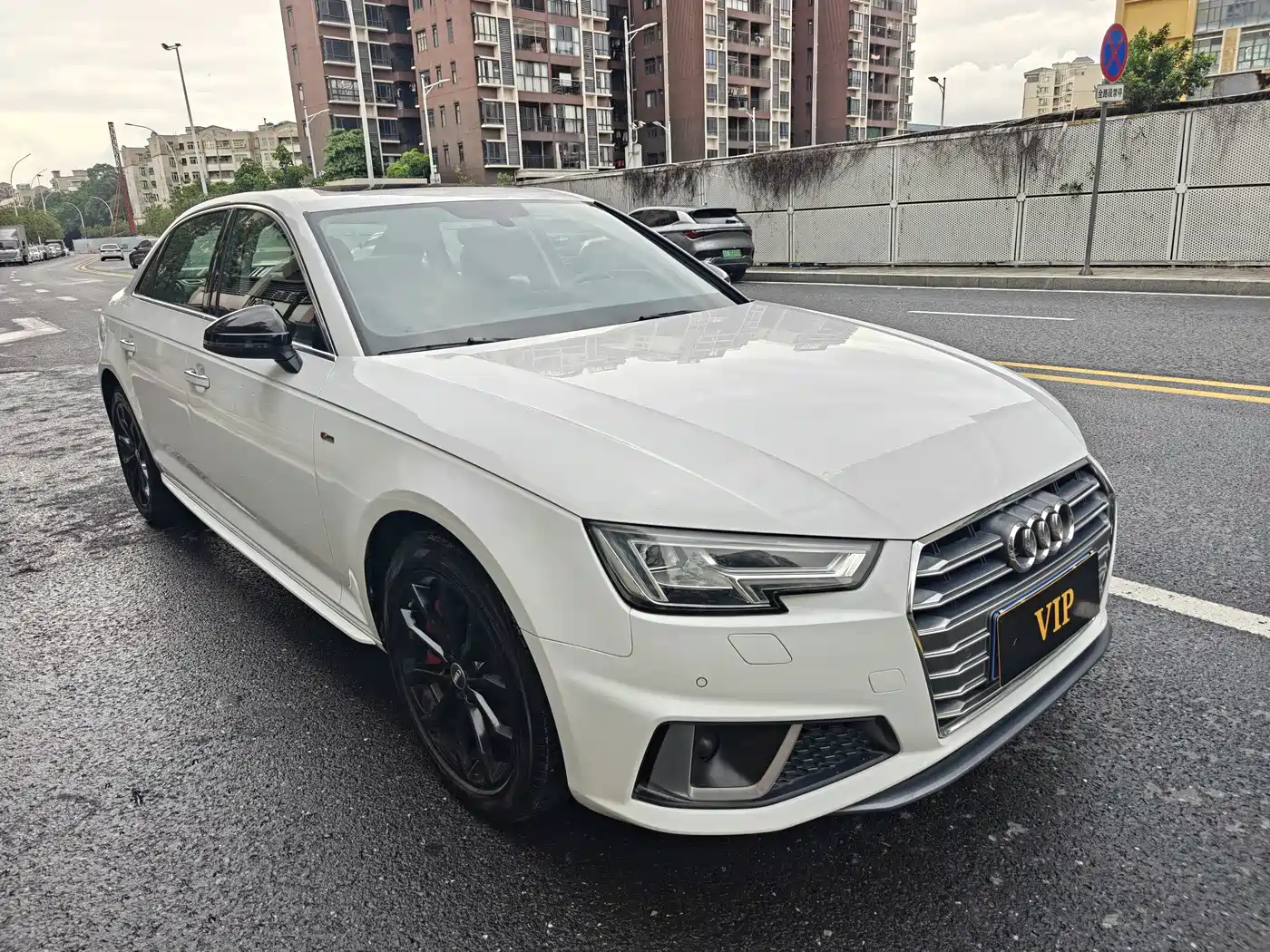 Photo 2 - Audi A4L