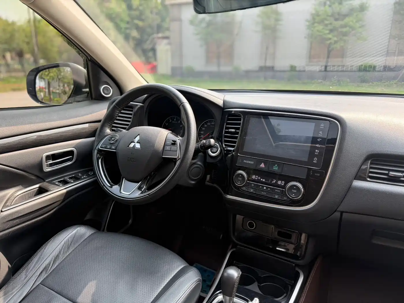 MITSUBISHI OUTLANDER