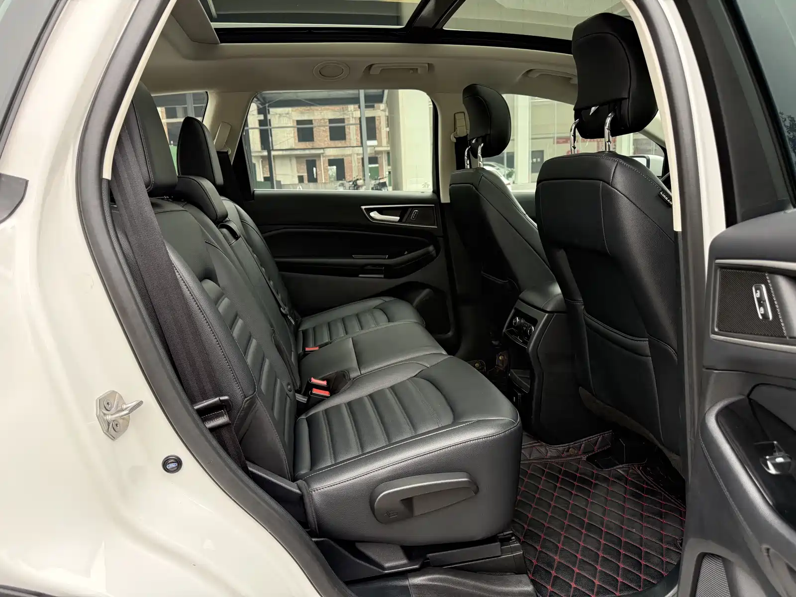 Фото 10 - Ford Edge
