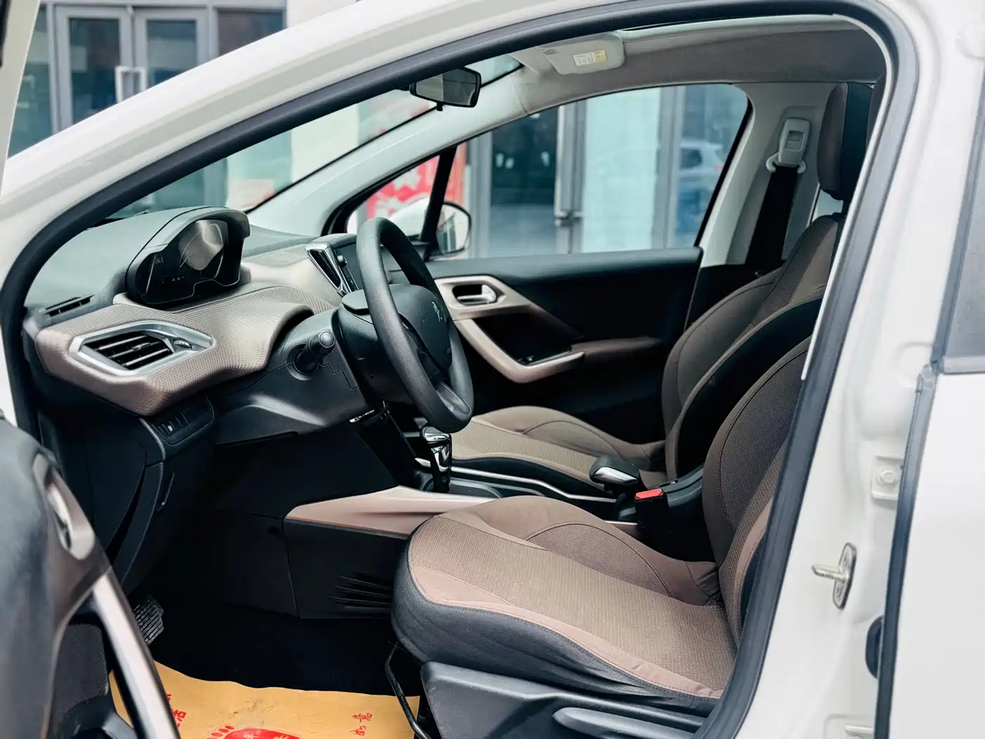 Peugeot 2008 2014 1.6L Automatic Fashion Edition фото 11