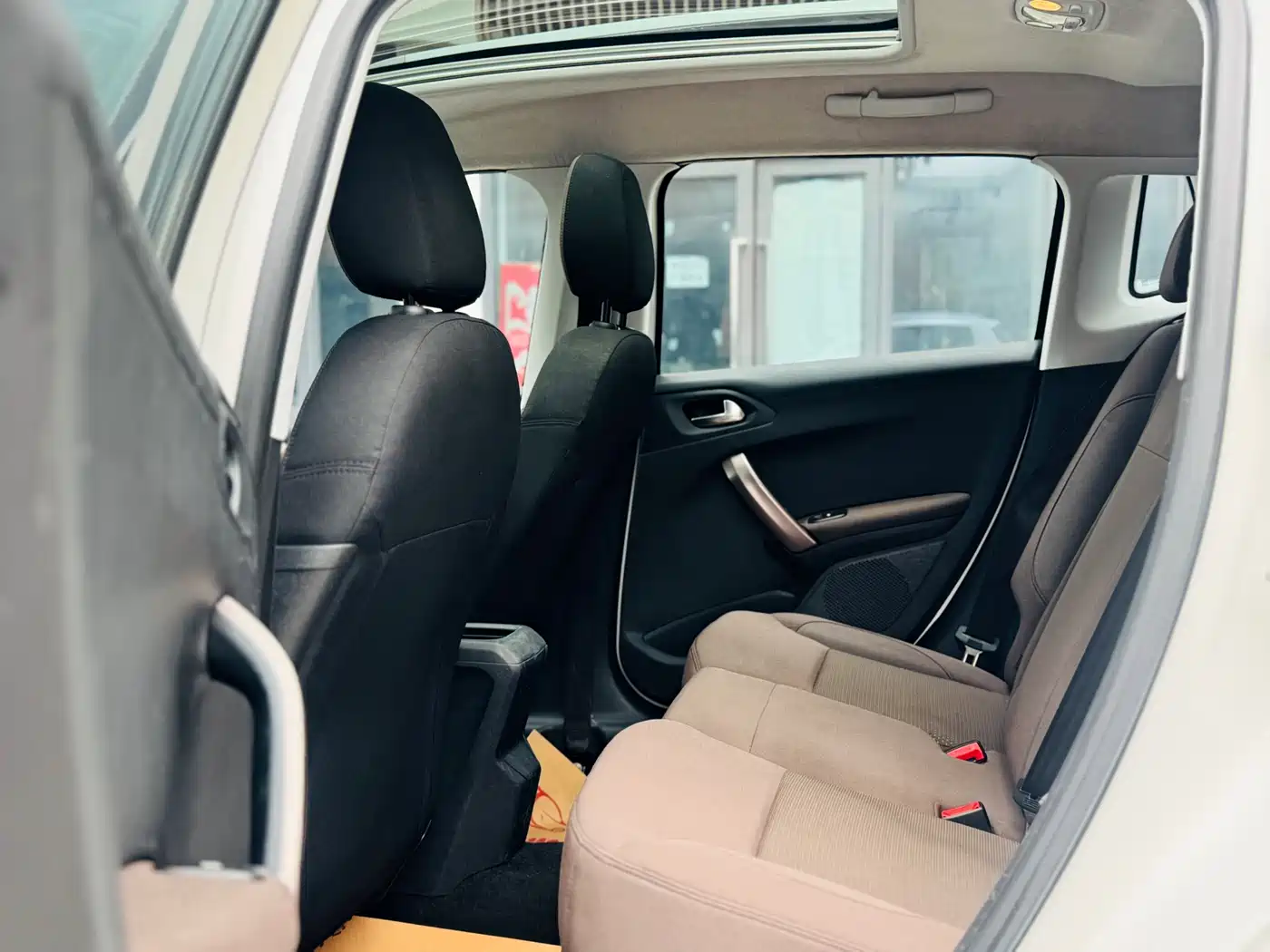 Peugeot 2008 2014 1.6L Automatic Fashion Edition фото 12