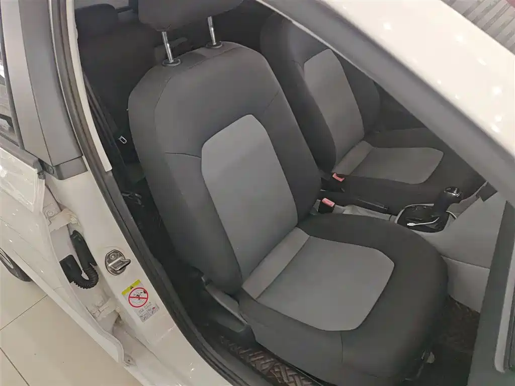Škoda Rapid 2015 1.6L Automatic Joy Selection фото 25