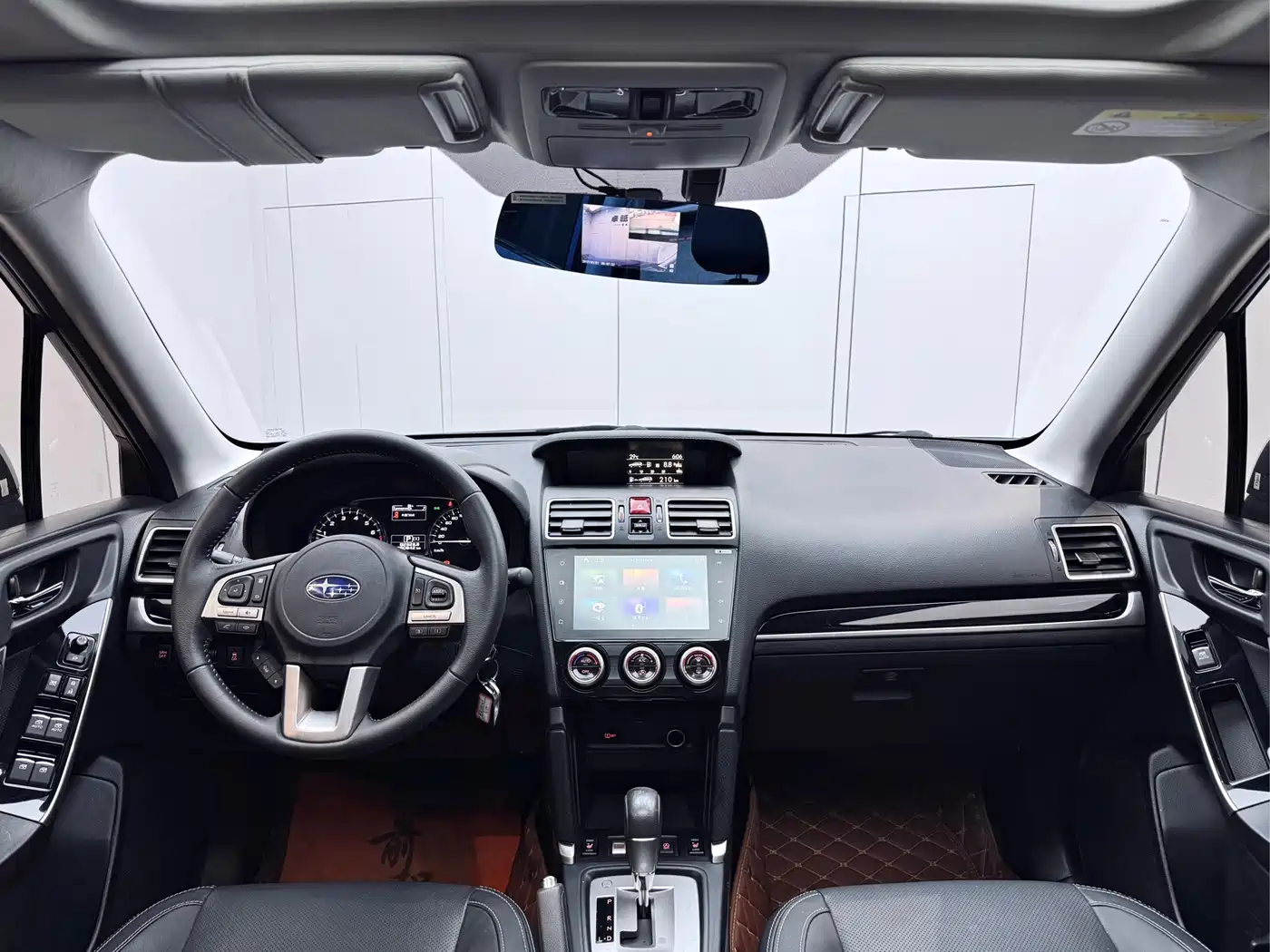 Subaru Forester 2018 2.0i Luxury Navigation Edition фото 4