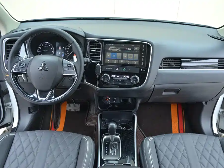 Mitsubishi Outlander 2021 2.4L 4WD Deluxe Edition 7-Seater фото 6