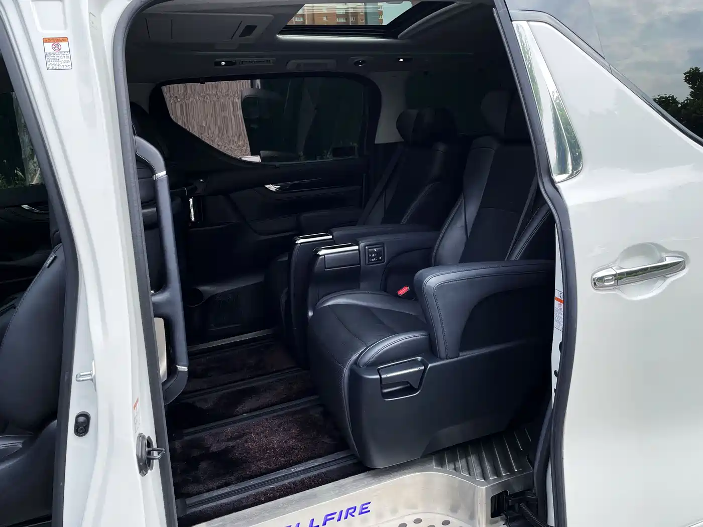 Toyota Vellfire 2021 Crown Hybrid 2.5L HV Luxury Edition фото 4