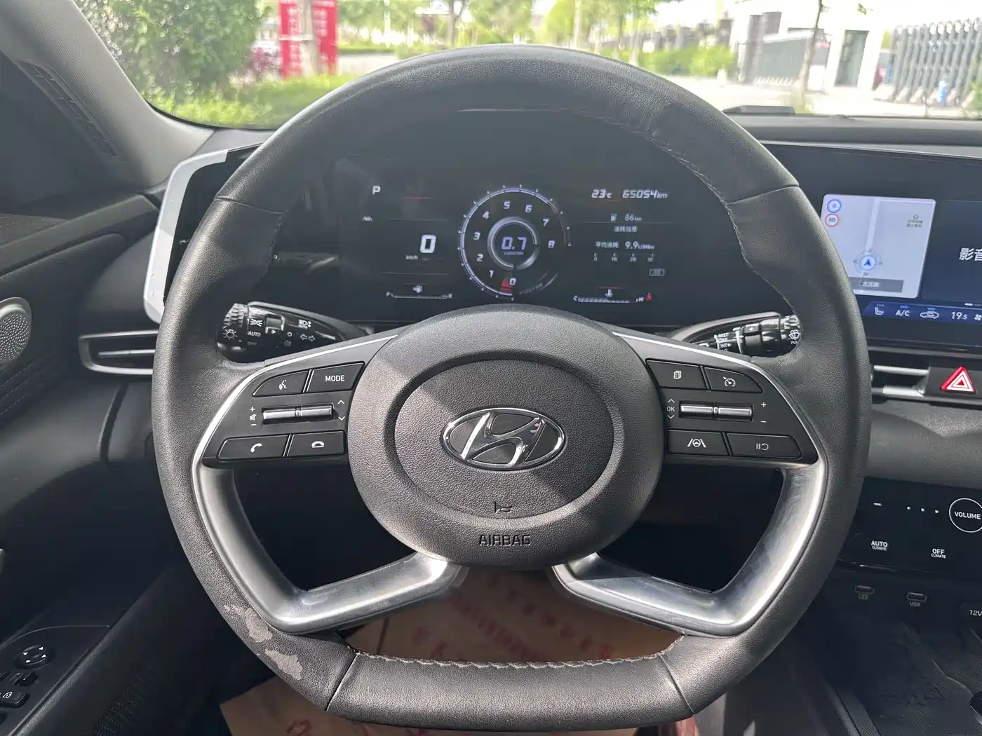 Hyundai Elantra 2021 1.5L CVT LUX Premium Edition фото 9