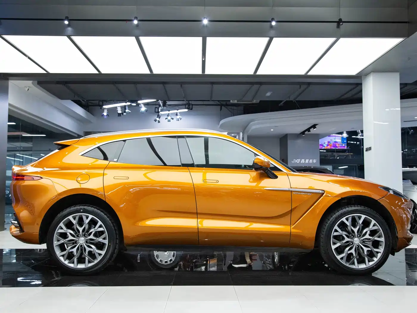 ASTON MARTIN DBX