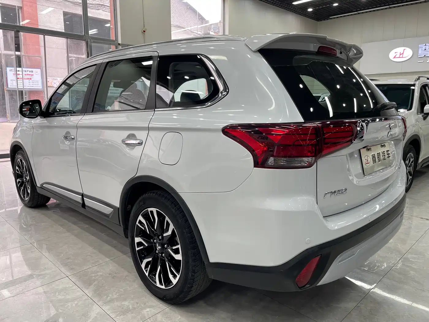 MITSUBISHI OUTLANDER