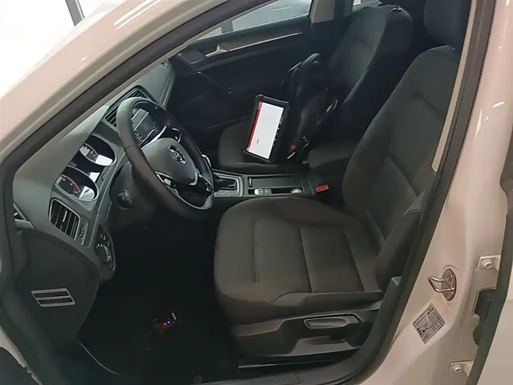 Volkswagen Golf 2015 1.6L Automatic Comfort фото 15