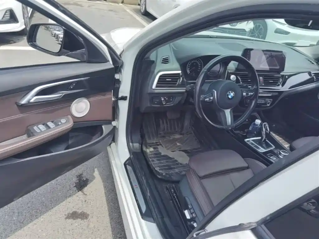 BMW 1 Series 2022 120i M Sport Shadow Edition фото 16