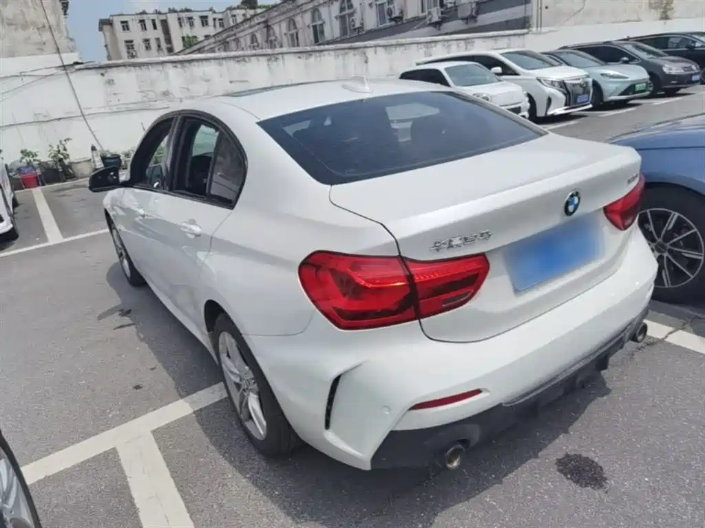BMW 1 Series 2022 120i M Sport Shadow Edition фото 5