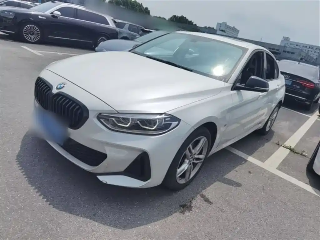 BMW 1 Series 2022 120i M Sport Shadow Edition фото 2