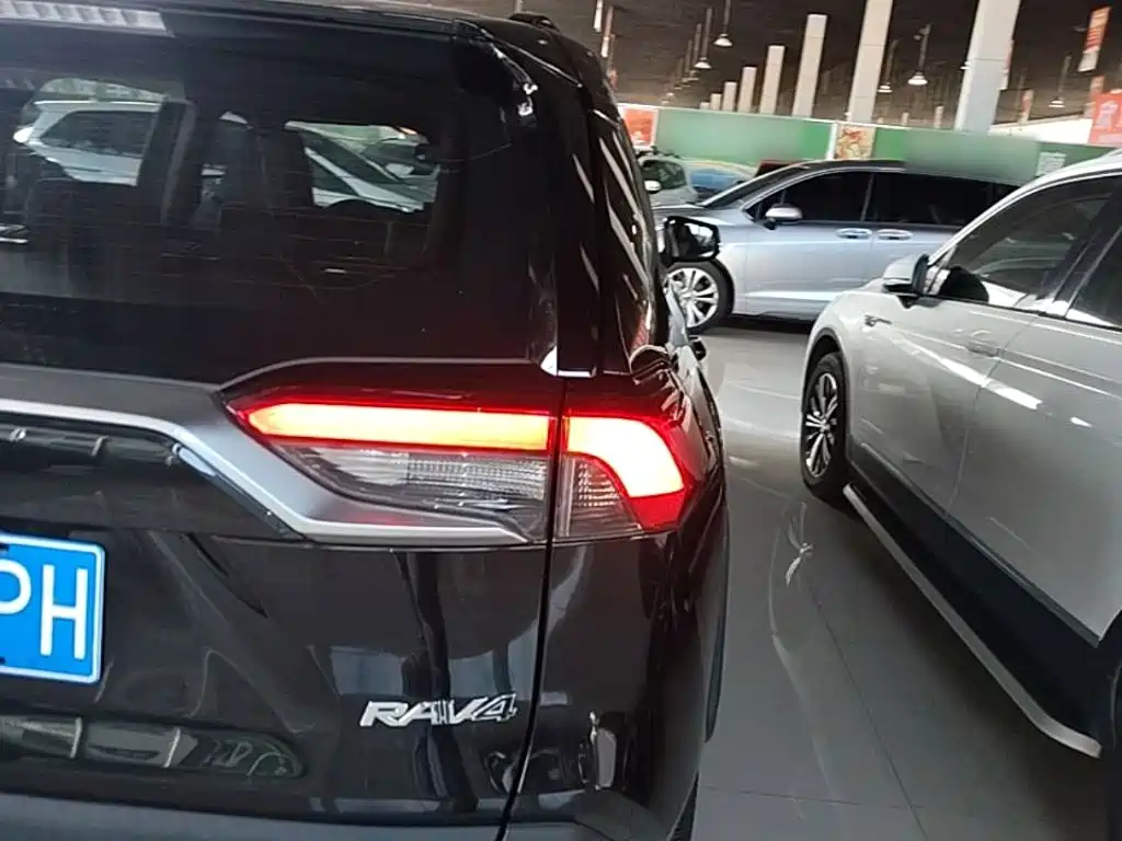 Фото 8 - Toyota RAV4