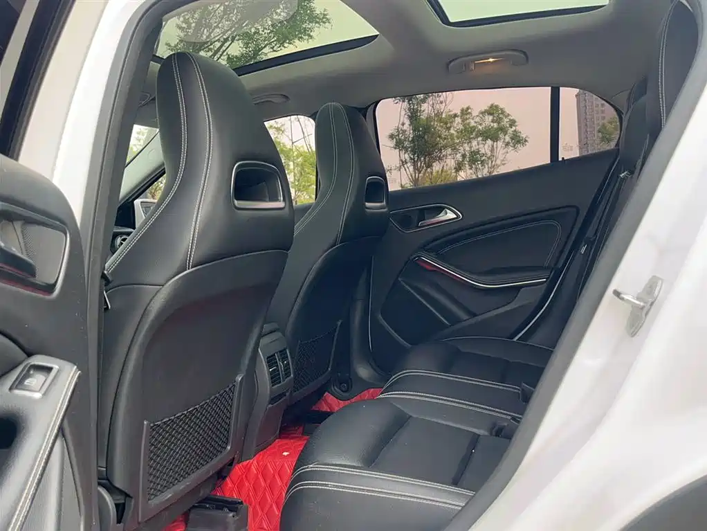 Mercedes-Benz GLA 2018 GLA 200 Dynamic фото 13