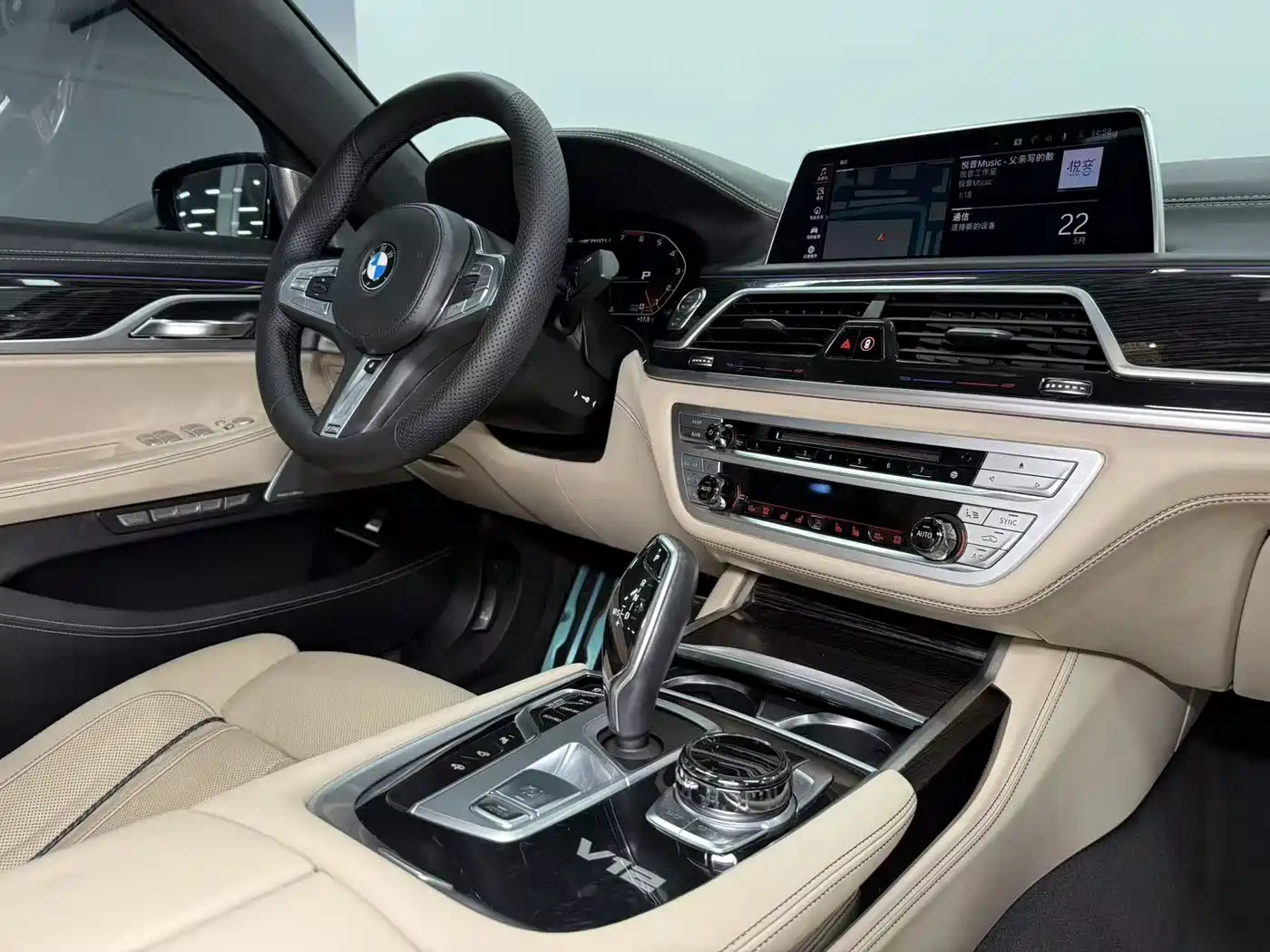 BMW 7 Series 2017 M760Li xDrive фото 12