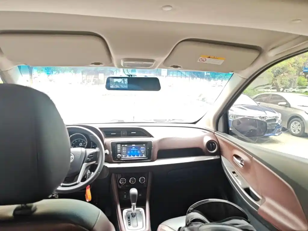 Venucia M50V 2018 2017 1.6L XL CVT Luxury