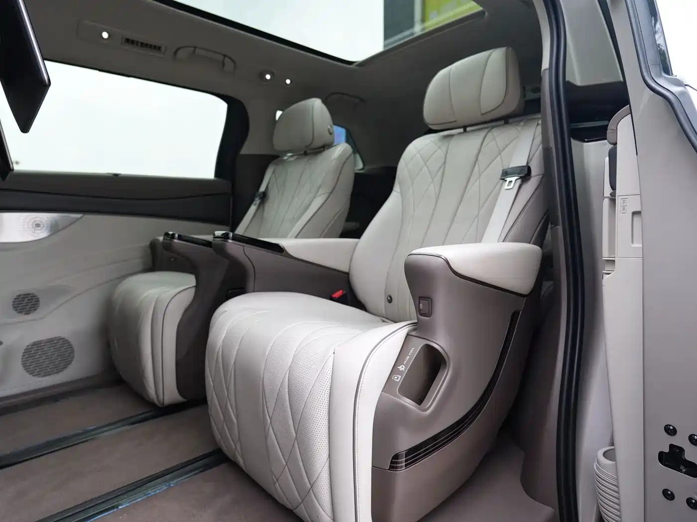 Denza D9 2023 2022 DM-i 970 AWD Flagship