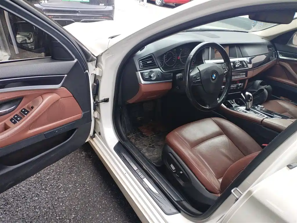 BMW 5 Series (Import) 2014 520i Classic фото 12