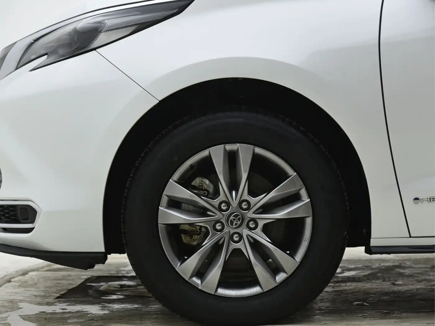 Toyota Sienna 2024 2.5L Hybrid 4WD Premium Edition фото 11