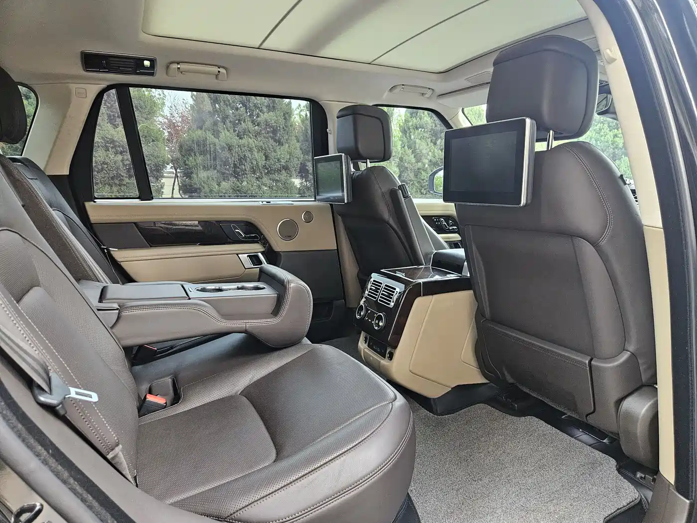 Land Rover Range Rover 2021 3.0 L6 Heritage Extended Classic Edition фото 10