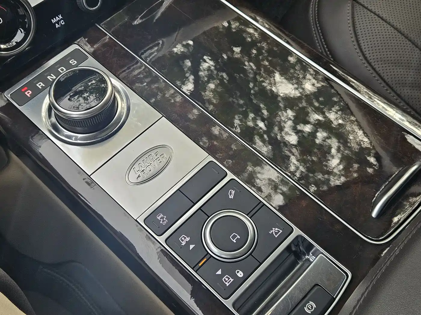 Land Rover Range Rover 2021 3.0 L6 Heritage Extended Classic Edition фото 18