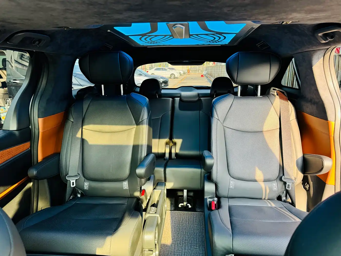 Toyota Sienna 2024 2.5L Hybrid 4WD Premium Edition фото 14