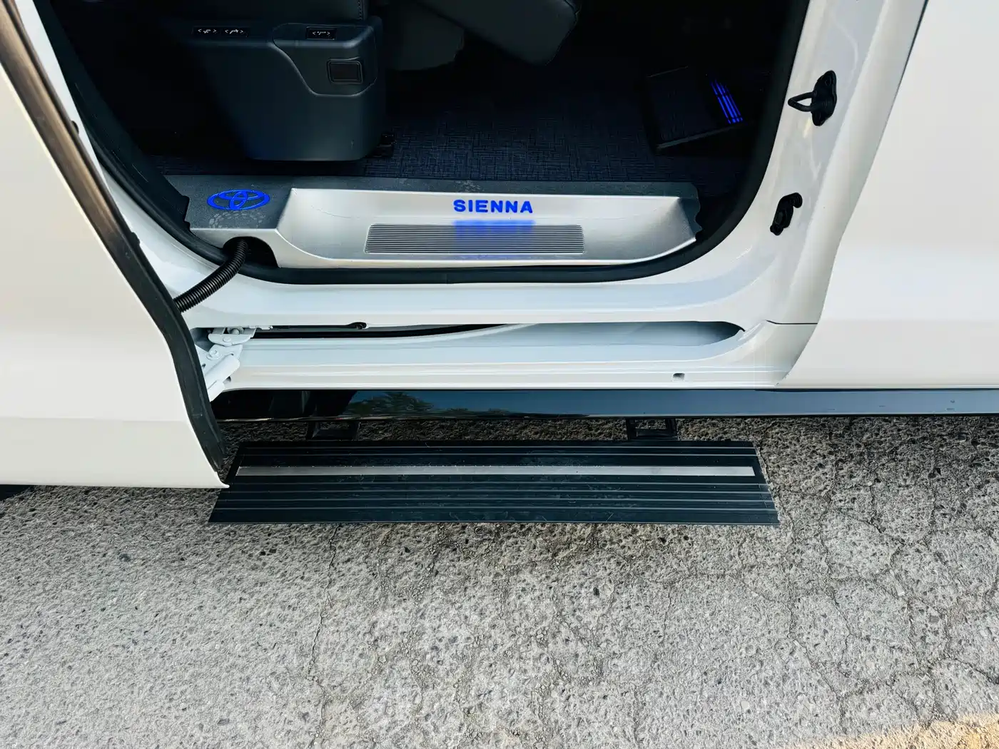 Toyota Sienna 2024 2.5L Hybrid 4WD Premium Edition фото 6