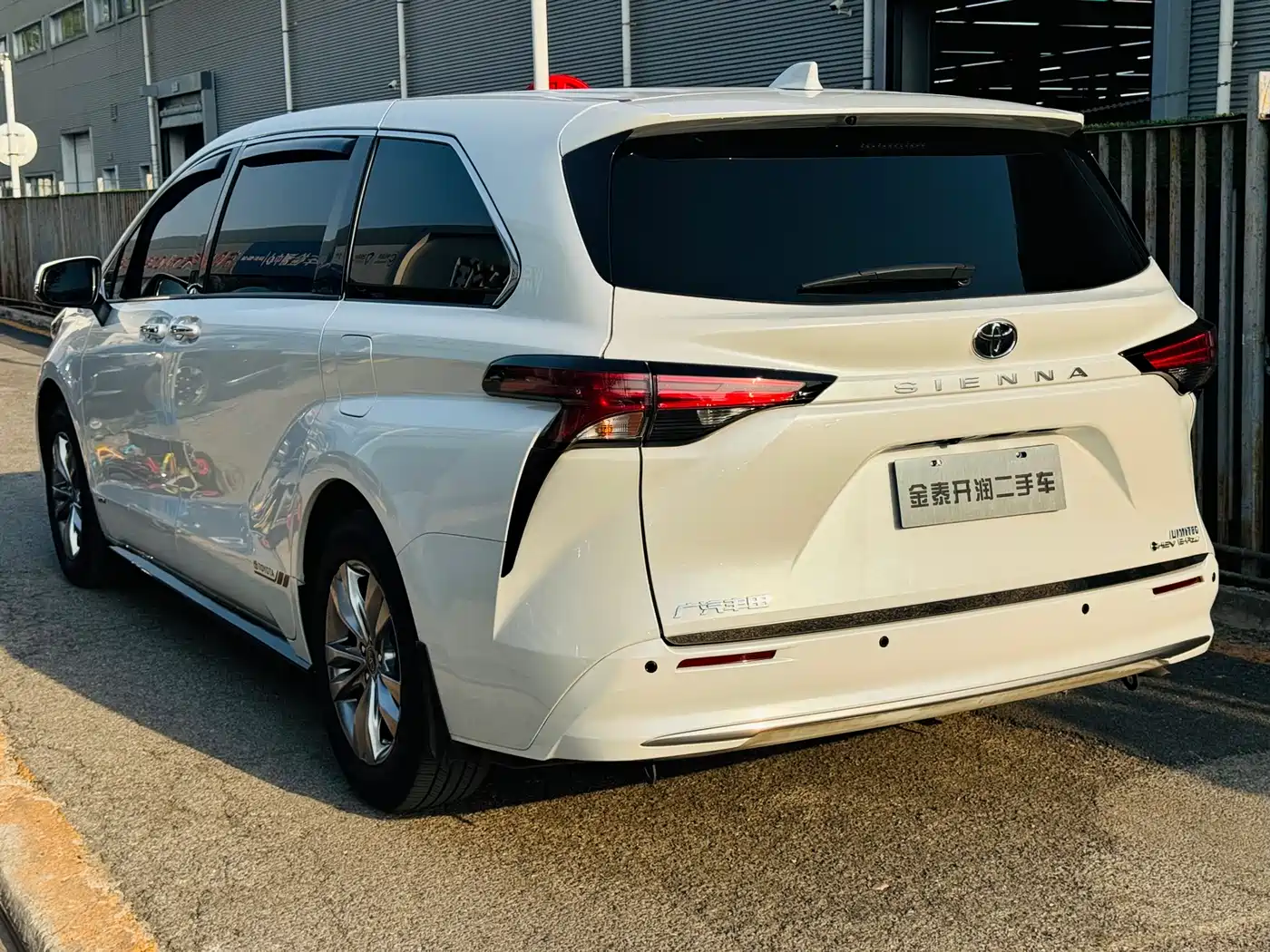 Toyota Sienna 2024 2.5L Hybrid 4WD Premium Edition фото 26